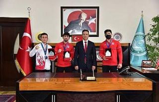 Şampiyon sporculardan Rektör Kuş’a ziyaret