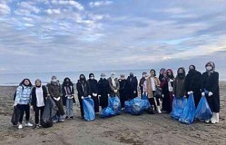 Samsun’da kız öğrencilerden sahil temizliği
