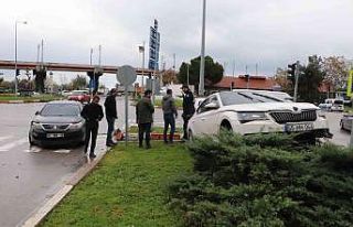 Samsun’da trafik kazası: 1 otomobil refüje çıktı