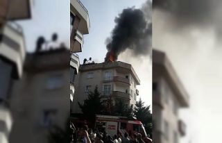 Sancaktepe’de 5 katlı binanın çatısı alev alev...