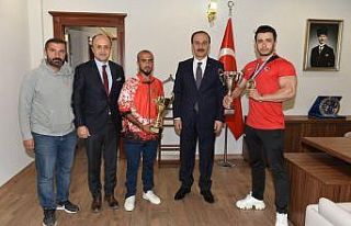 Şanlıurfalı şampiyonlar Vali Erin’i ziyaret...