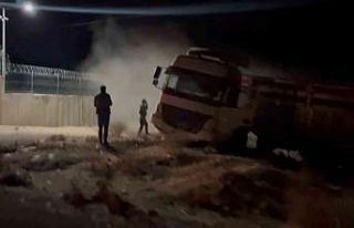 Şarampole devrilen tırdan burnu bile kanamadan çıktı