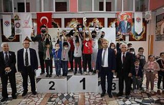 Satranç turnuvasında dereceye girenlere ödülleri...