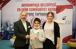 Satrancın şampiyonları ödüllerini Başkan Aydıner’in...