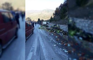 Sebze yüklü tır devrildi, mahsüller yola saçıldı:...