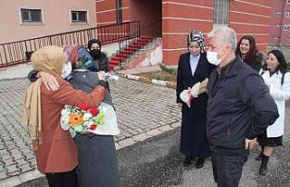 Şefika Öğretmen, sürpriz karşısında gözyaşlarını...