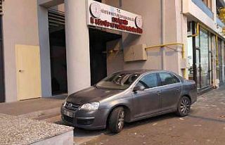 Şehir merkezinde yaya kaldırımına park eden araç...
