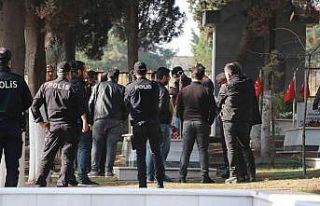 Şehit mezarına çirkin saldırıyı yapan şahıs...