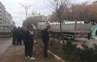 Şemdinli’de patates dolu tır devrildi