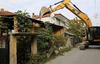 Serdivan’da metruk bina kontrollü şekilde yıkıldı