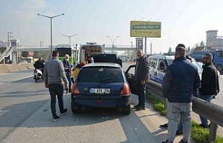Seyir halindeki aracın açılan kaputu kazaya sebep...