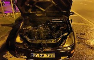 Seyir halindeki otomobil alev topuna döndü