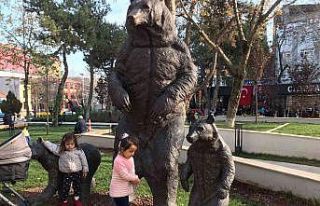 Sıcak havayı fırsat bilen çocuklar parklara koştu