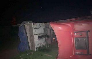 Şiddetli fırtına seyir halindeki tırı devirdi