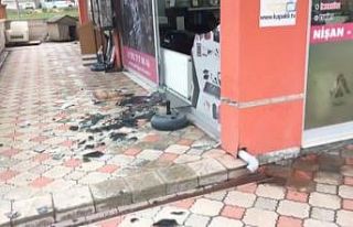 Şiddetli rüzgar bir işletmenin camlarını kırdı