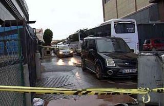 Şiddetli rüzgar fabrika çatısının saçlarını...