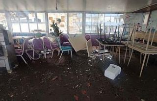 Şiddetli rüzgar kafeyi kullanılmaz hale getirdi