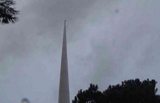 Şiddetli rüzgar nedeniyle Çamlıca Tepesi’ndeki...