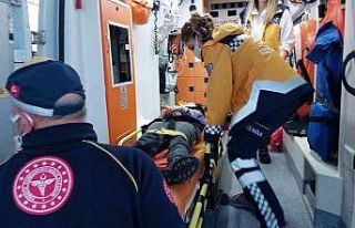 Şiddetli rüzgardan üzerlerine tabela düşen anne-oğul...