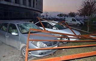 Şiddetli rüzgarın söktüğü çatı otomobillerin...