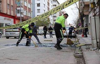 Şiddetli rüzgâr camları düşürdü, 1 araçta...