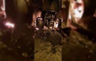 Sıfır aldığı traktör cayır cayır yandı