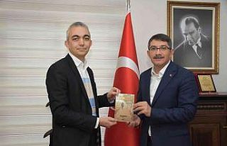 Şiir kitabını Başkan Çelik’e hediye etti