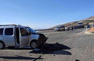 Siirt iki araç kafa kafaya çarpıştı: 2 yaralı