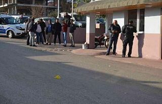 Silahlı kavgada arkadaşını yaraladı