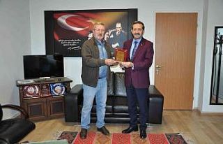 Simav’da İHA muhabirine teşekkür plaketi