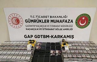 Sınır kapısında sigara ile kaçak telefon yakalandı