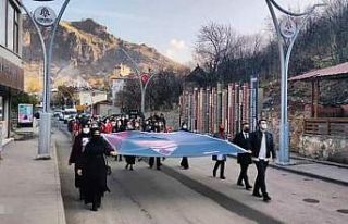 Sınırda şehit öğretmenler için yürüyüş