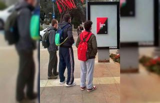 Sloganı gören dönüp bir daha baktı