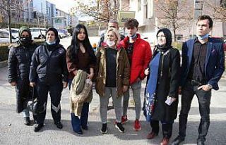 Sokak hayvanlarını besleyen hayvanseveri darp eden...