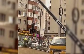 Sokak lambasını tamir etmek için vince bağlandı