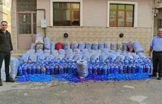 Sokak sokak gezip engelliler için 3 yılda 1 ton...