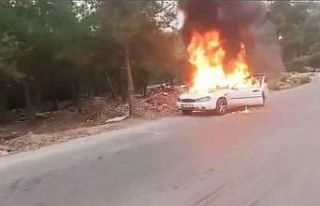 Sokak üzerinde park halindeki araç alev topuna döndü