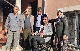 Sokaktaki engelleri akülü sandalyesi ile aşacak