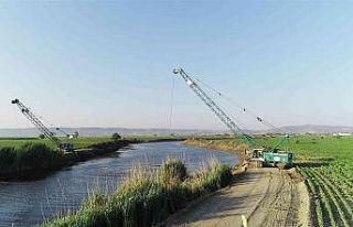 Söke ovasında iş makinaları ile çalışmalar...