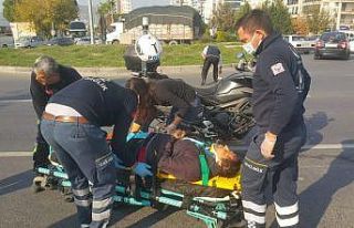 Söke’de otomobil yayalara çarptı;: 2 yaralı