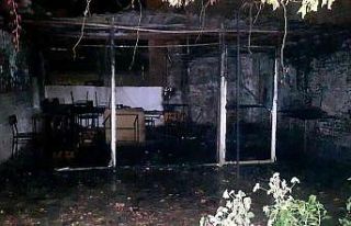 Söke’deki yangında çay ocağının bahçesi yandı