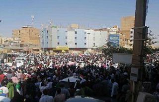 Sudan’da binlerce kişi askeri yönetime karşı...