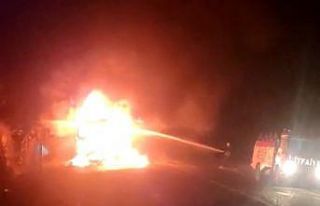 Sülfürik Asit yüklü tanker devrilerek alev alev...