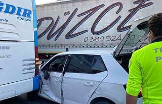 Sultanbeyli’de otomobil otobüse arkadan çarptı:...