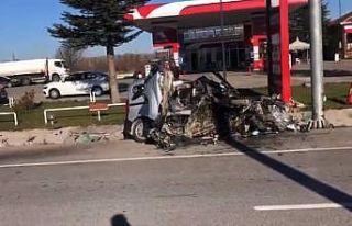 Sürücü hurdaya dönen araçtan sağ çıktı