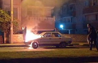 Sürücünün çalıştırdığı otomobil alev topuna...