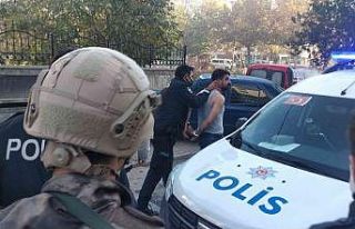 Tabancayla rastgele ateş açtı, Özel Harekat etkisiz...