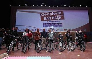 Tahmazoğlu gençlerle bir araya geldi