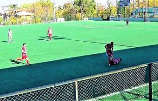 Takım arkadaşını maçın ortasında tekme tokat...