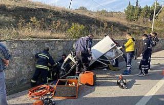 Takla atan araçta sıkışan sürücü itfaiye ekiplerince...